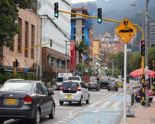 Tráfico y rutina urbana en una ciudad de Colombia